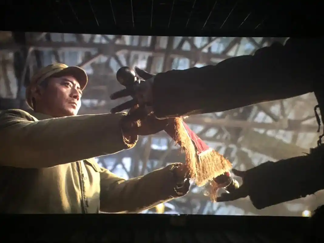 大年初一,全家一起看《长津湖之水门桥》的电影,缅怀革命先烈为 - 抖