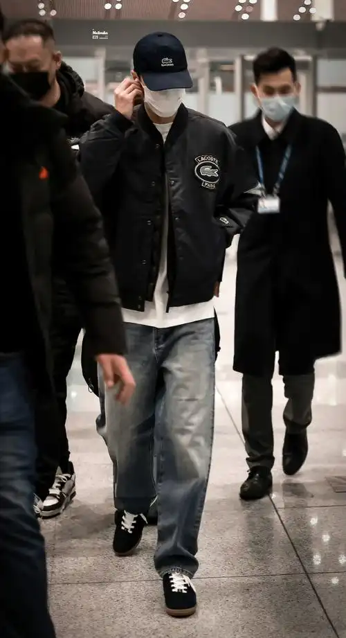 王一博机场图,我的最爱,机票揣兜王酷盖,期待王一博巴黎时装周@uniq