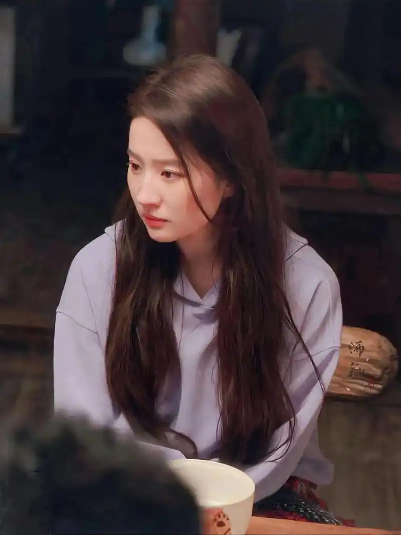 刘亦菲:美不应被肤色或体型所限定和约束 刘亦菲在巴黎时装周上的亮相