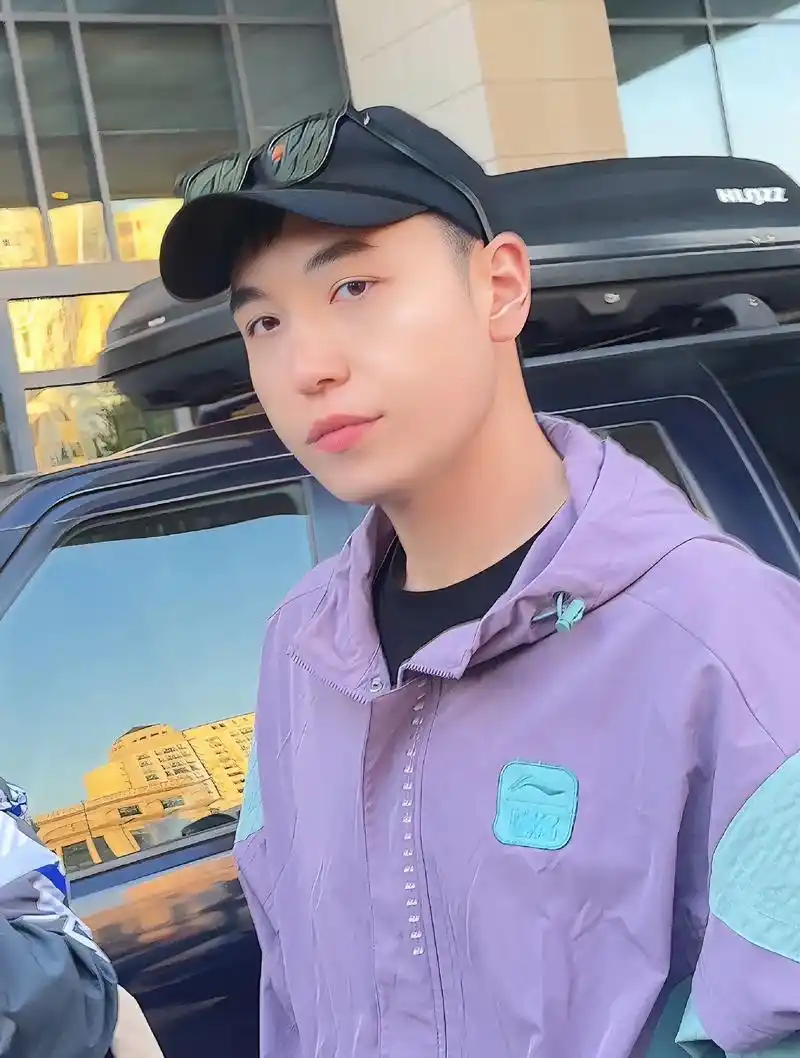 帅哥的签名和对视.#德云社王九龙 #to签 #帅哥 那就跟帅 - 抖音