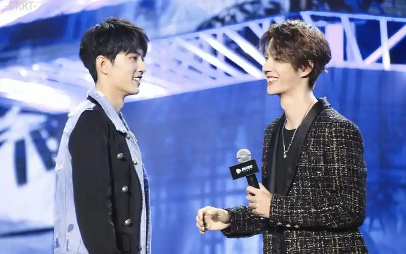 【博君一肖】王一博和肖战对视的画面好甜,全程姨母笑,看得我都害羞了