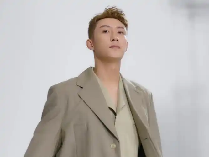 我宝这身好欲啊好好看 转箱子像转手绢哈哈哈哈哈#黄景瑜