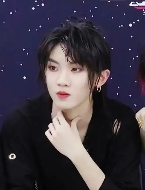 开始跟我室友分享这个事,跟她说马嘉祺也喜欢摸自己喉结,我室友听了说