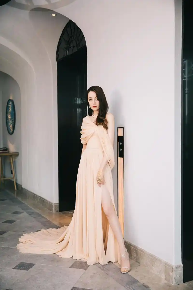 迪丽热巴的身材真像是黄金比例,裙子"剪一刀"后,更显出优点