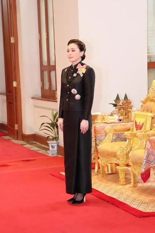 看完泰国王后苏提达才发现:衣修身,裙不短,发盘起,优雅又贵气