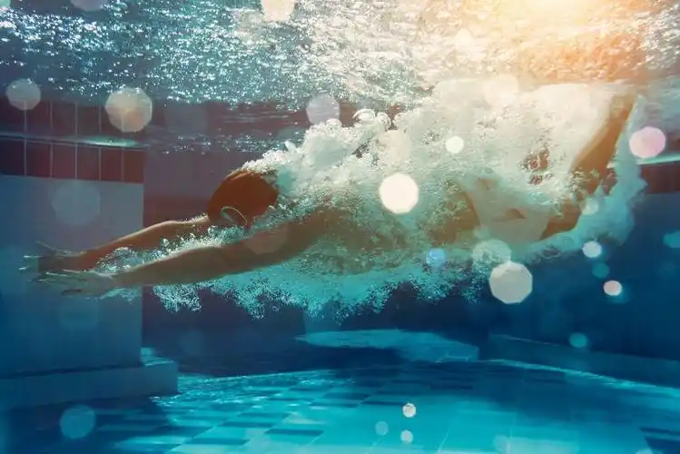 室内游泳池图片-室内游泳池和人造瀑布素材-高清图片-摄影照片-寻图