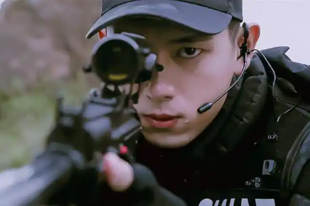 有种"帅气"叫李现穿军装,化身热血硬汉,瞬间帅出新高度_造型_关系