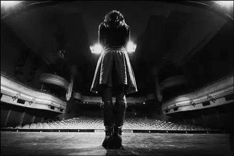 美女系列:一个人的舞台 更多点击图片