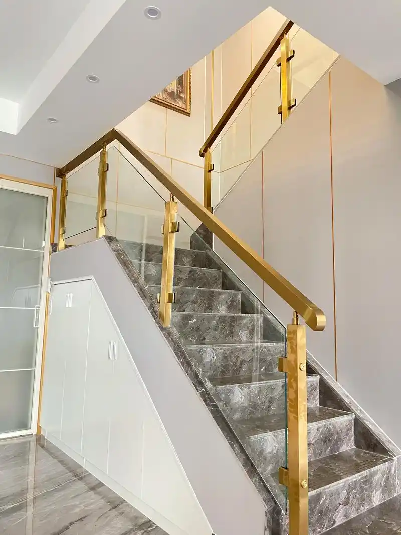 土豪金别墅楼梯玻璃扶手.这款是一款钛金色的方管玻璃扶手非常 - 抖音