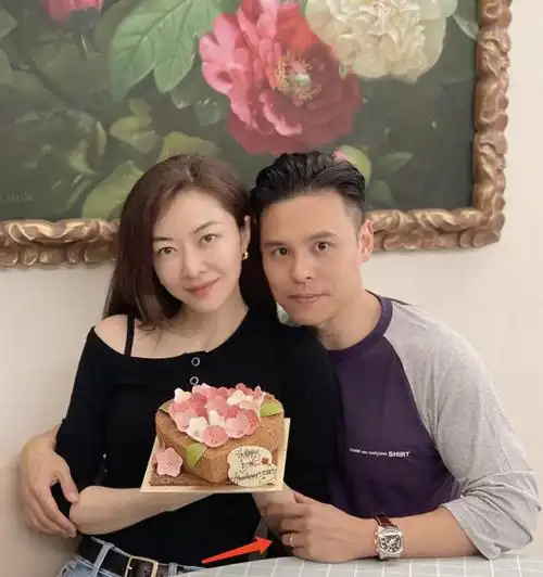 郭可颂晒与熊黛林合影庆结婚纪念日两人恩爱依偎超甜蜜