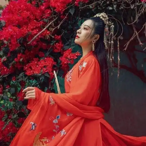 下午 今夏穿着一袭红衣,拿着剑,戴着面纱来到了剑染帮