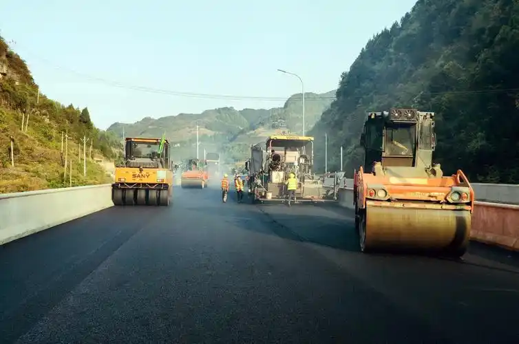 交通分公司正习路面一标主线水稳,沥青中下面层全部摊铺完成