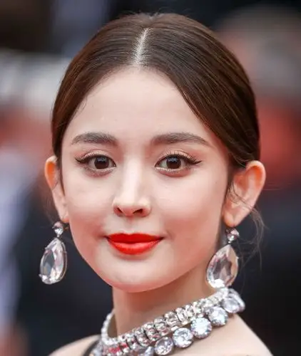 明星美照,图一颜值很高的古力娜扎,名贵珠宝耳饰非常亮眼