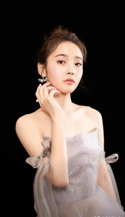 女演员张佳宁在娱乐圈里充分展现了她的独立自信和女性魅力.