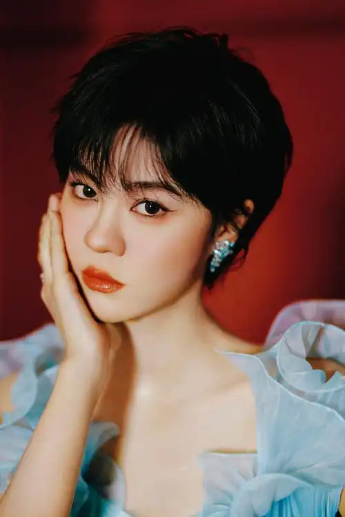 郁可唯超话#2024百花迎春#@郁可唯姐姐美照放送开年壁纸get!先用哪个?