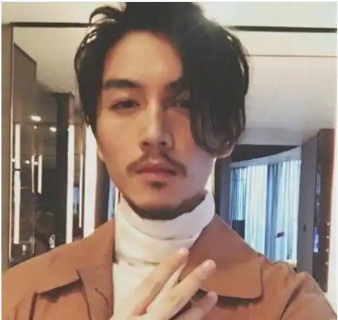 好看的偏分男生发型图片