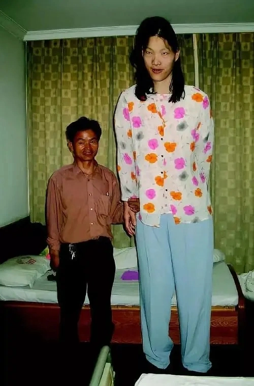 安徽女巨人:23岁身高2米4,比姚明还高,要穿78码的定制鞋子