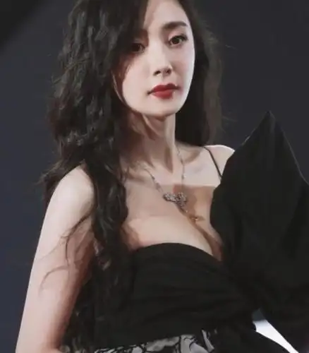 杨幂mahb时尚先生盛典挑战妩媚暗黑系风格迷人性感中透露着丝丝野性