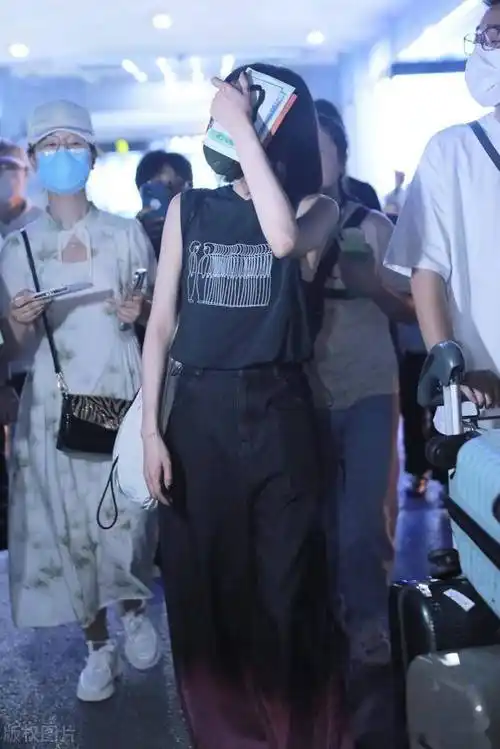 刘惜君抵达长沙机场,前往录制《浪姐4》总决赛
