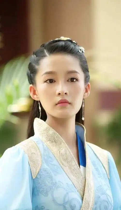 李沁的面相清秀,五官精美,在所有饰演军人的演员里,就她最漂亮_特种兵