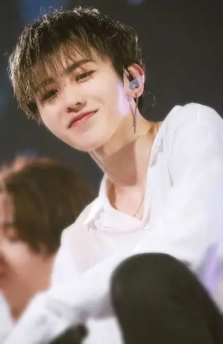 蔡徐坤壁纸可爱蔡徐坤卷发