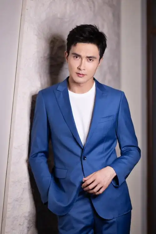 明星图片 大陆 男 高伟光 > 高伟光蓝色西装帅气写真图片(6/6)返回