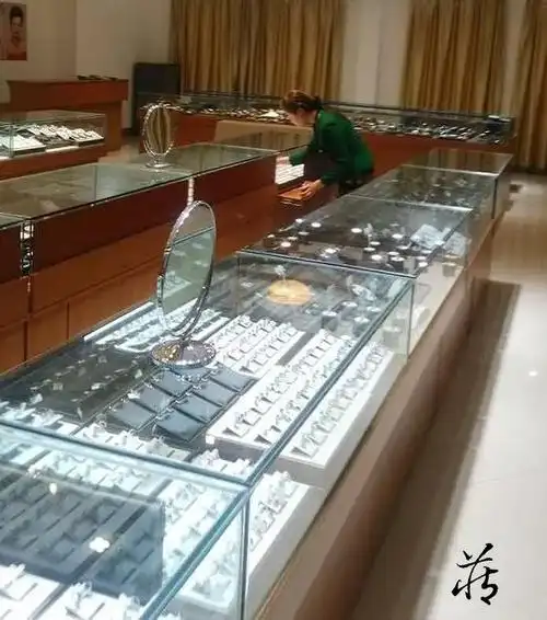 日赚百万,这几家珠宝店专亏中国人,据说还卖"和田玉"