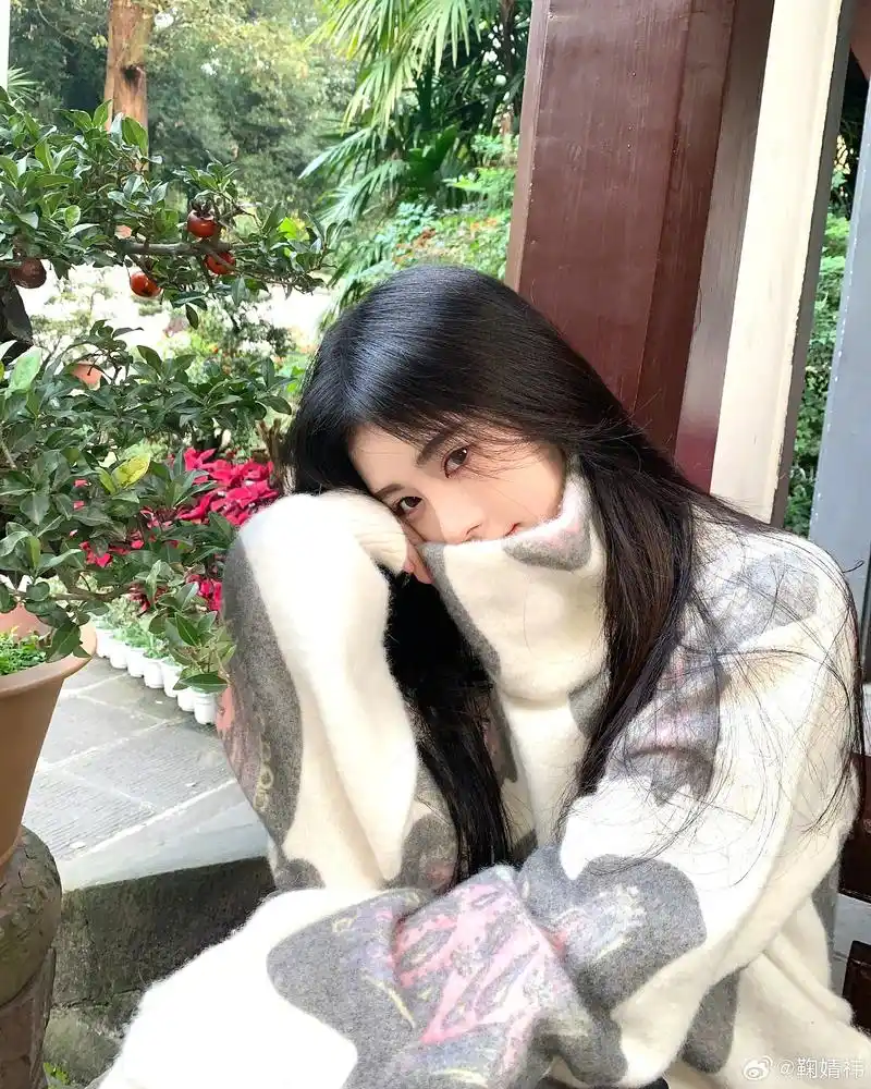 鞠婧祎清纯可人,白毛衣尽显甜美魅力