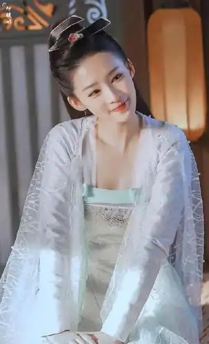 女明星的惊艳白衣古装:赵丽颖英气逼人,迪丽热巴神秘感十足