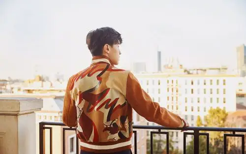 邓伦帅气背影高清原图查看