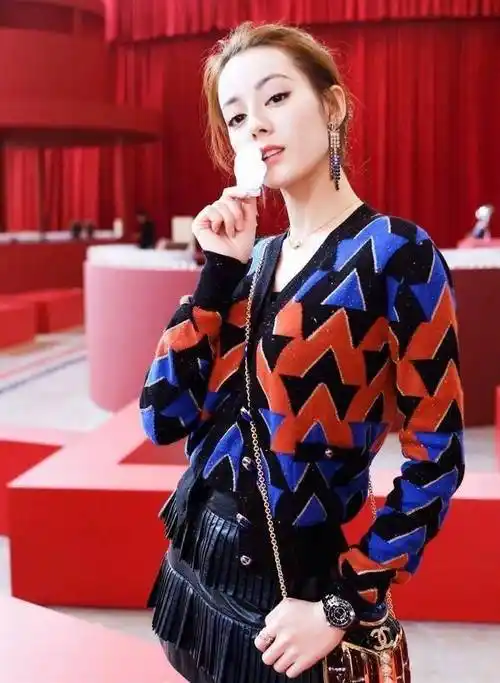 洪欣和迪丽热巴撞衫,相差21岁如姐妹花,果然气质比年龄更重要_黑色