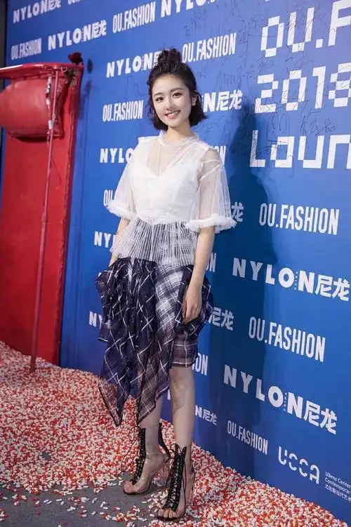 李兰迪才20岁就这么会穿薄纱上衣配格纹半身裙透明短靴超吸睛