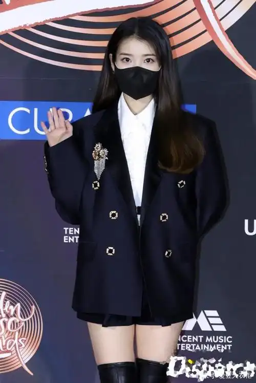西装短裙配凸显修长美腿过膝长靴,iu惊艳第35届金唱片颁奖礼