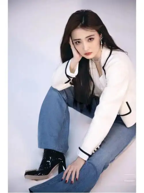 徐璐造型大变样巧妙用牛仔裤轻松穿出甜美感是秋季的穿衣指南