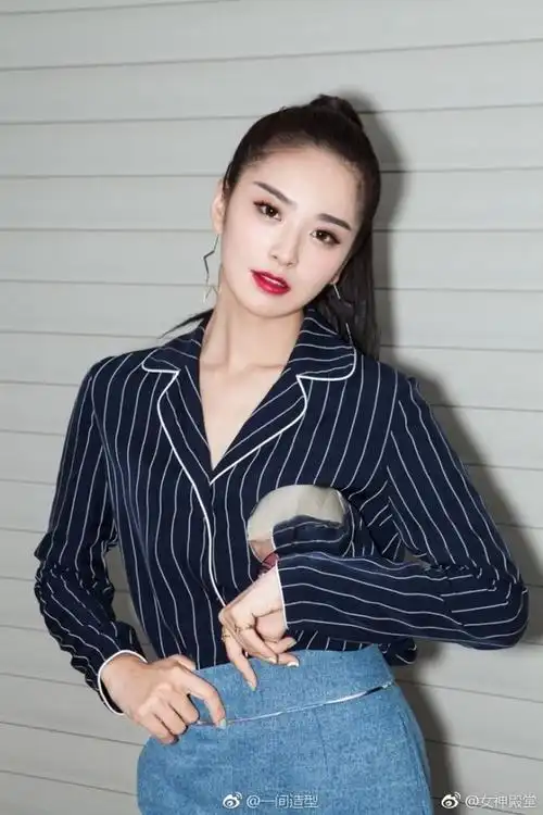 美女主持人刘烨大片她把衬衣驾驭的太美了成熟迷人的气质美到让人无法