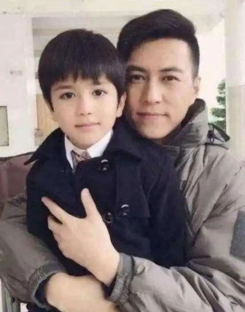 44岁靳东娶二婚李佳,把她宠成小公主,婚姻幸福美满幸福