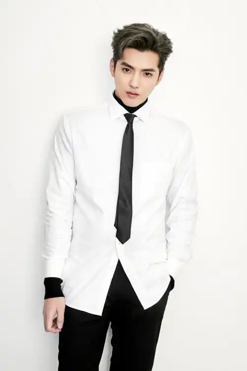 最新行程丨吴亦凡今晚跨年舞台造型公开 英伦风长外套简单干练绝绝子