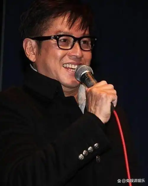 谭咏麟,跟妻子丁克,跟情人生子,原配含泪出家,家产给儿子