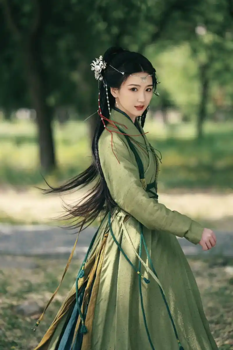 被毛晓彤的"古装造型"惊艳到了!又飒又酷,眼神极到位.
