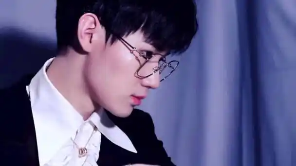 张真源金丝眼镜西装造型##时代少年团蜕变三周年正片预告