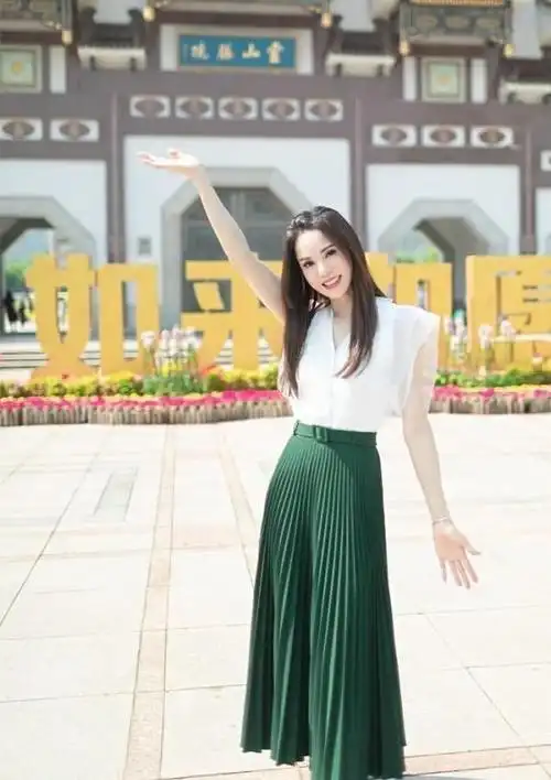 失去美颜滤镜,谁在扮嫩一看便知,麒麟臂,水桶腰,满脸