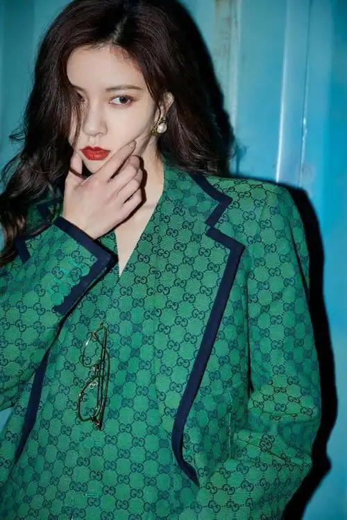 宋妍霏拍mv穿原谅色西装配大波浪又要美出圈了