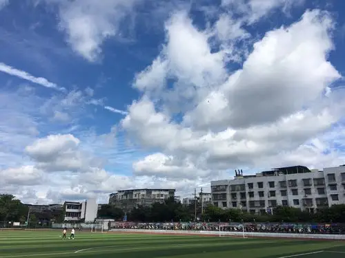 这是我高中校园的照片,是雨过天晴后的云,真的很好看!