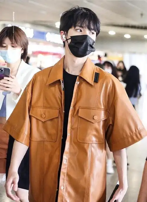 严浩翔今日机场look棕色皮皮衣搭黑t黑裤时髦少年酷帅有型