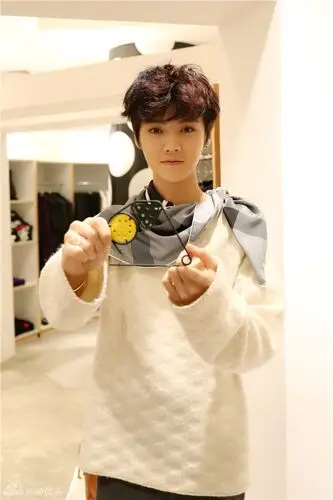 组图:鹿晗卖萌不停 白毛衣加身显暖男本色