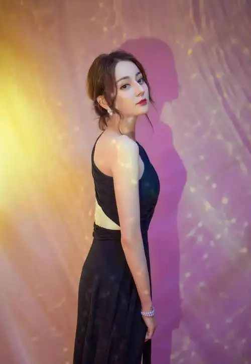 迪丽热巴穿樱花粉裙子美得太不真实了