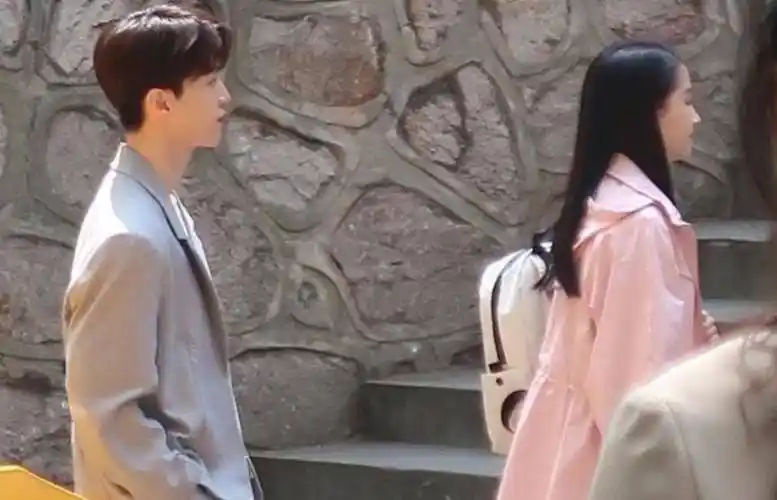 范丞丞荧屏初吻路透曝光,现场上演戏剧性一幕,在线心疼范丞丞_关晓彤