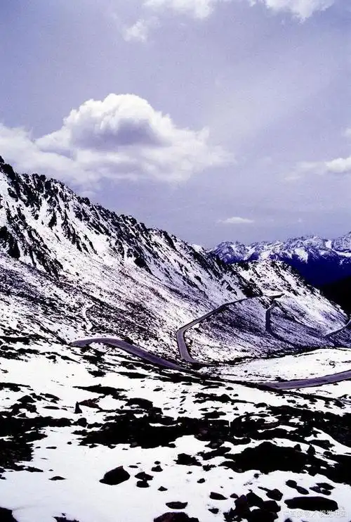 最高的主峰海拔6250米,是四川省的第二高峰,也是中国西南地区仅次于