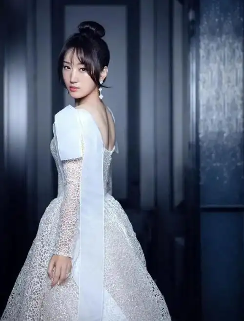 50岁杨钰莹有扮嫩本钱,穿镂空长裙配丸子头,分明是25岁少女模样