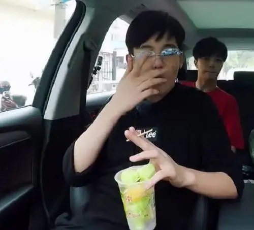 18岁胡先煦现抽烟手放大图看清后网友活该你红